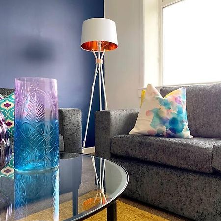 Modern And Vibrantly Designed Apartment Motherwell Eksteriør bilde