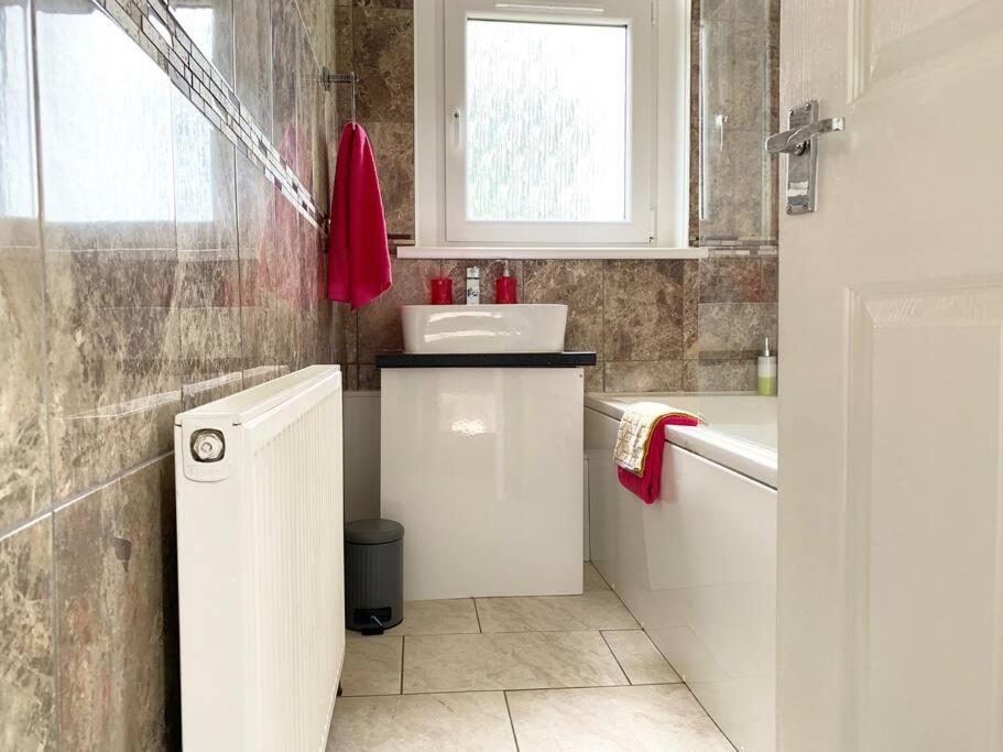 Modern And Vibrantly Designed Apartment Motherwell Eksteriør bilde