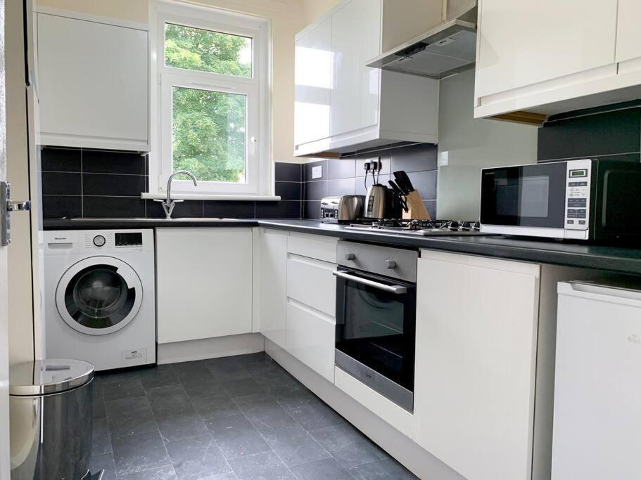 Modern And Vibrantly Designed Apartment Motherwell Eksteriør bilde