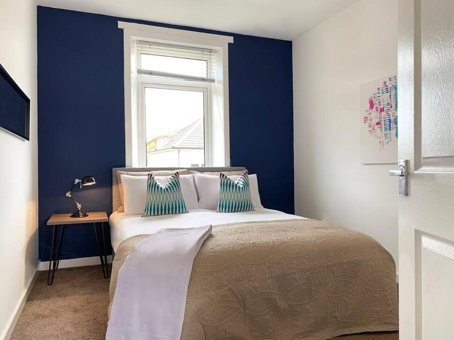 Modern And Vibrantly Designed Apartment Motherwell Eksteriør bilde
