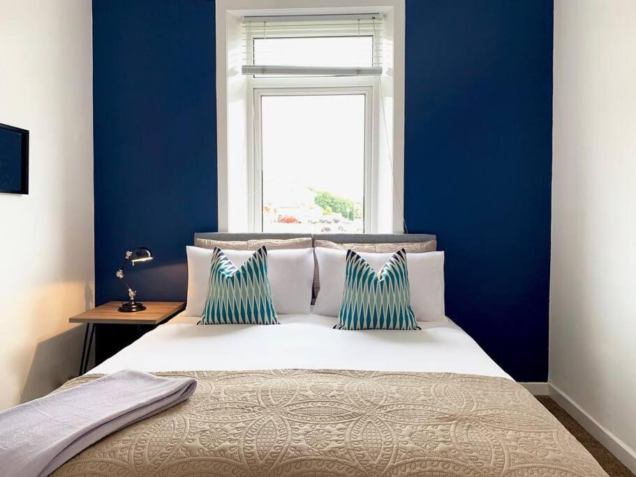 Modern And Vibrantly Designed Apartment Motherwell Eksteriør bilde