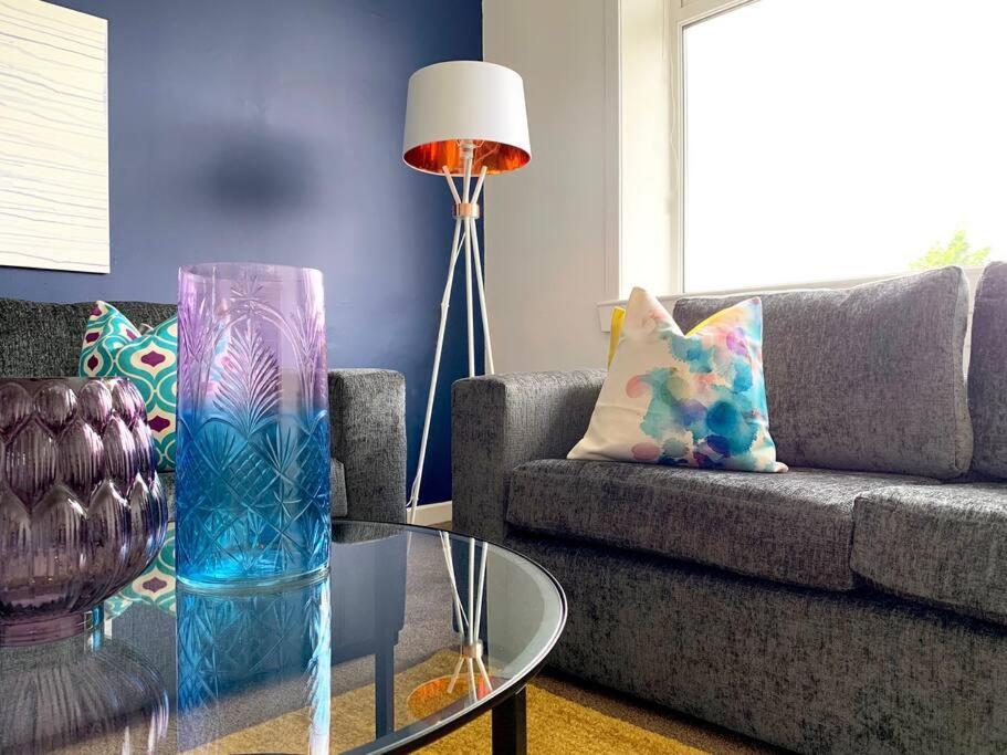 Modern And Vibrantly Designed Apartment Motherwell Eksteriør bilde