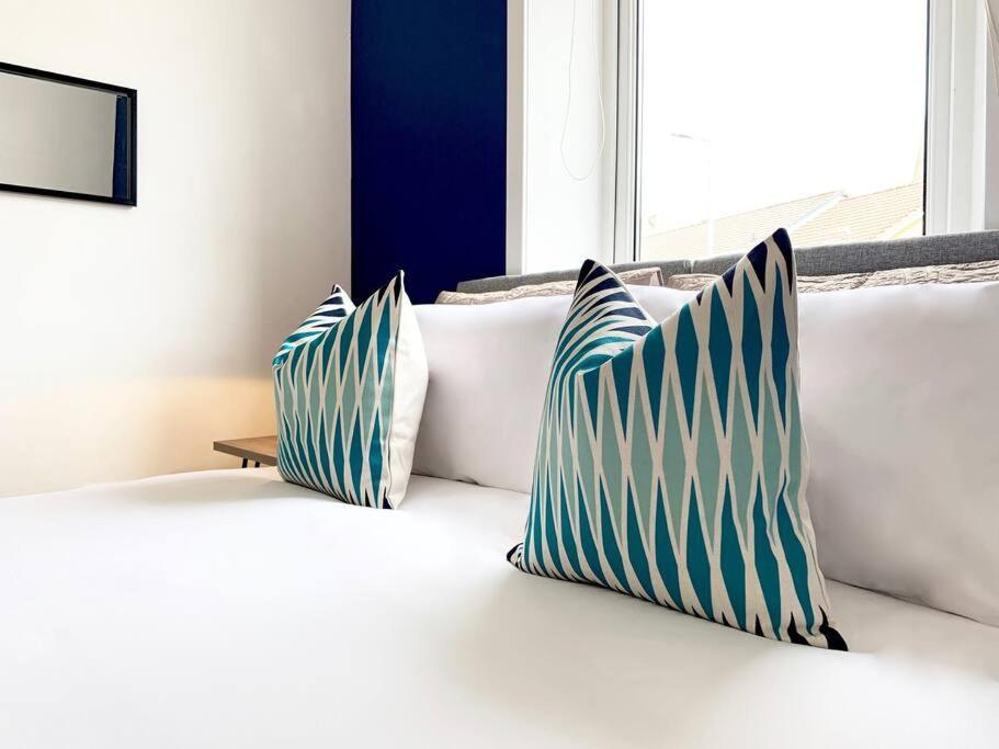 Modern And Vibrantly Designed Apartment Motherwell Eksteriør bilde