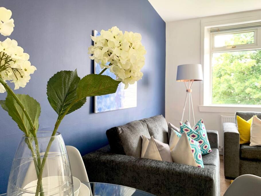 Modern And Vibrantly Designed Apartment Motherwell Eksteriør bilde