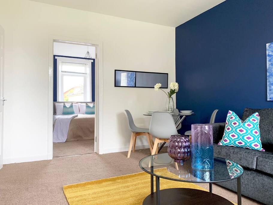 Modern And Vibrantly Designed Apartment Motherwell Eksteriør bilde