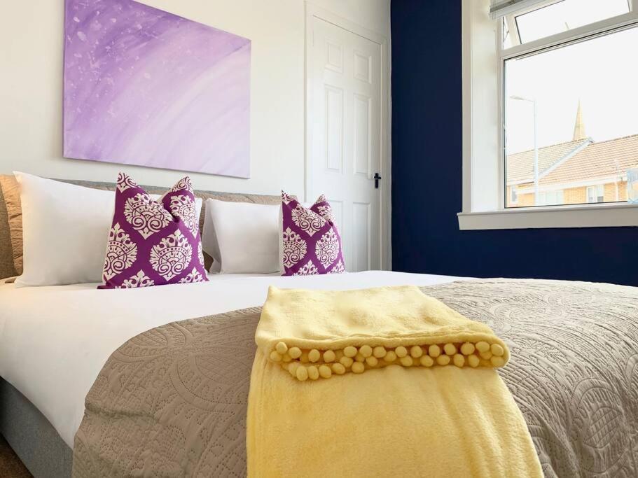 Modern And Vibrantly Designed Apartment Motherwell Eksteriør bilde